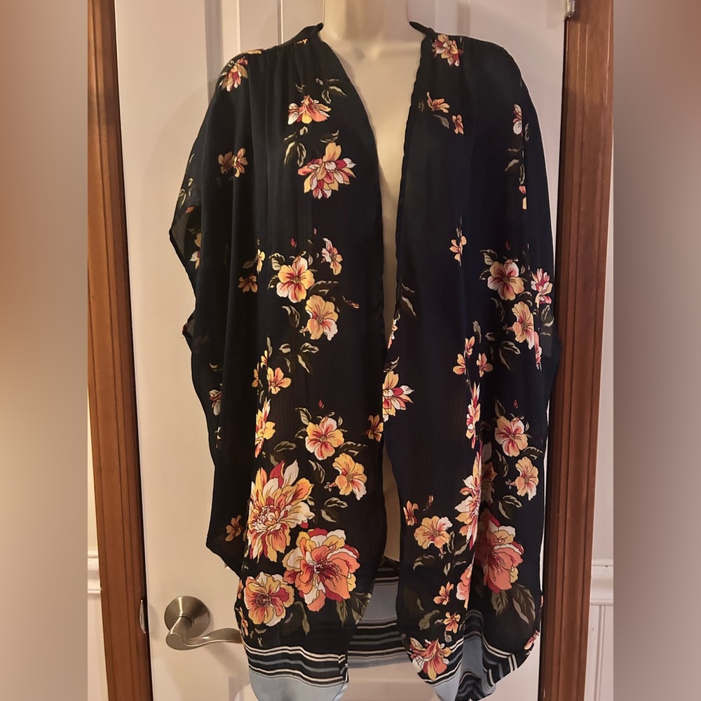 K80. Time and Tru Navy Floral Kimono one size